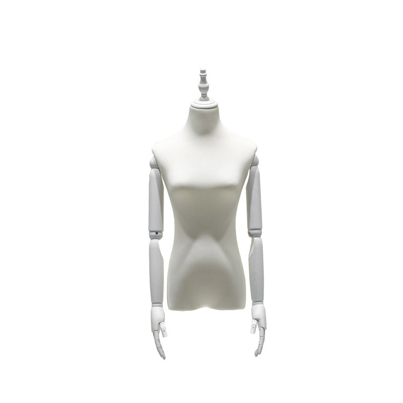 Manichino femminile di cotone con braccia e speciale copricapo esposto in vetrina
